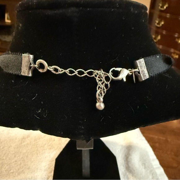 Avon Silver and green gemstone ribbon/metal Necklace vintage - Picture 4 of 5